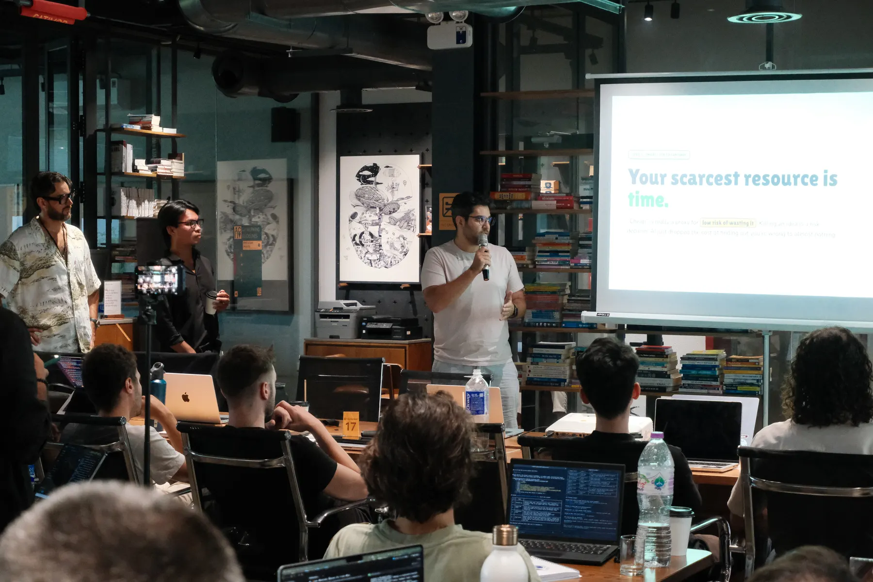 Speaker presenting on time as a scarce resource at Frontier Club AI Meetup #2